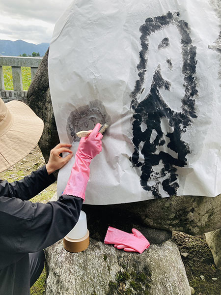 石碑の拓本をとりました｜【藤井繁雄展】の模様｜中野公民館まつり