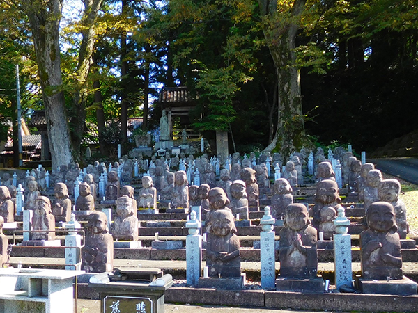 水上碧雲先生揮毫の石碑に墨入れ|富山県砺波市薬勝寺|書道家藤井碧峰
