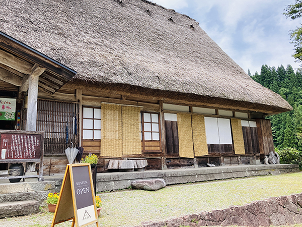 大澤雅休先生｜五箇山相倉｜民宿・展示館 勇助「書家も歩けば書に出合う」｜書道家藤井碧峰